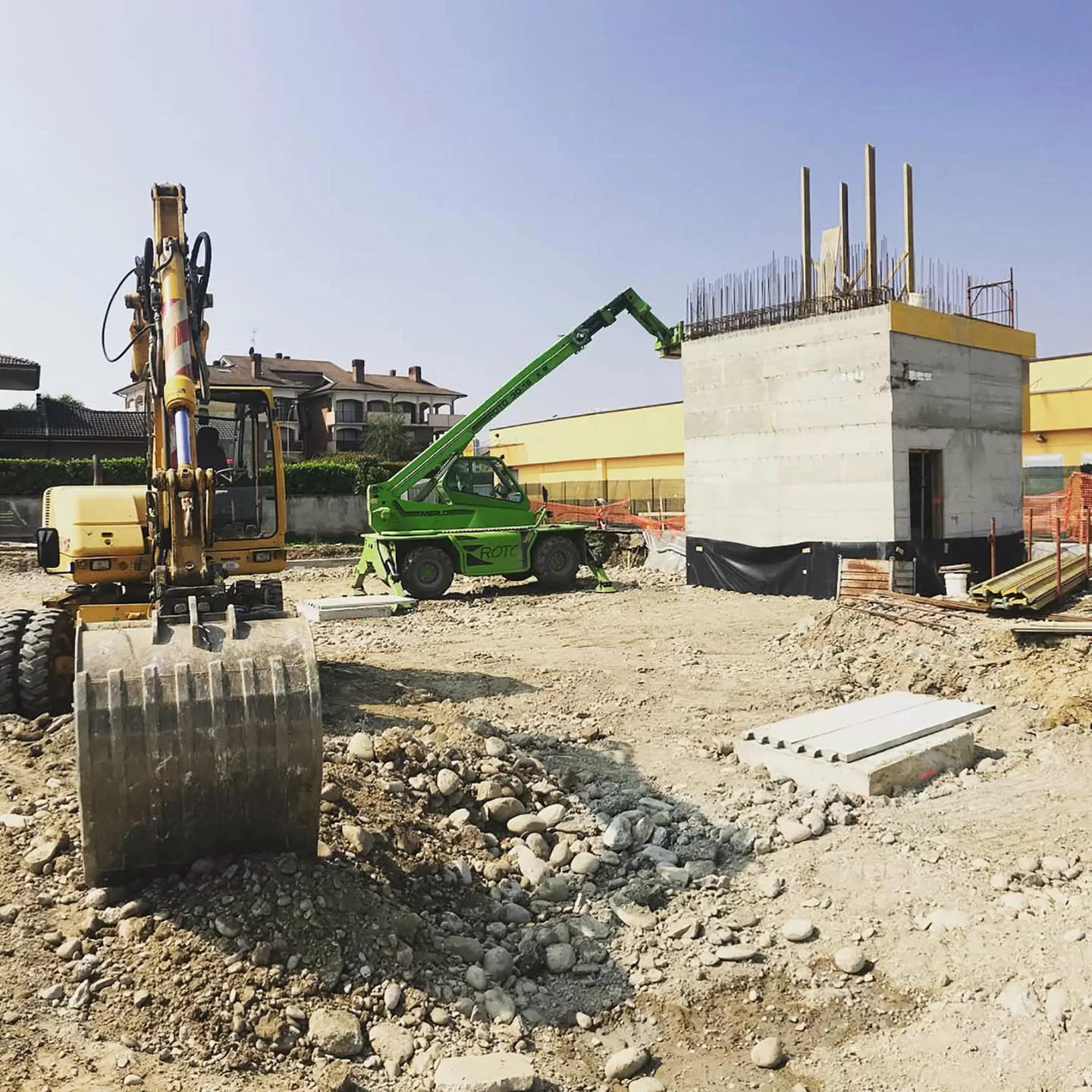 SP Lavori Edili è un’impresa edile con sede a Spino d’Adda attiva a Lodi, sud Milano e Bergamo. Ci occupiamo di nuove costruzioni, ristrutturazioni, manutenzioni, progettazione e pratiche edilizie per privati, aziende e PA.